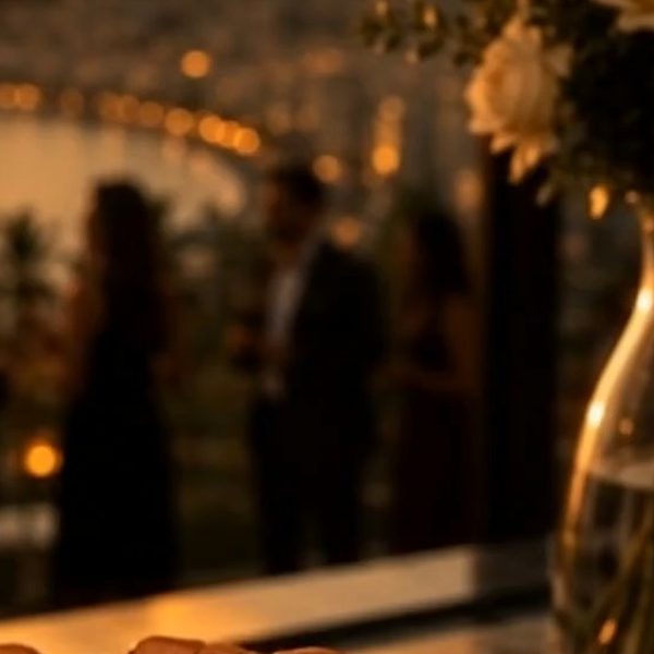 Convidados em evento ao pôr do sol